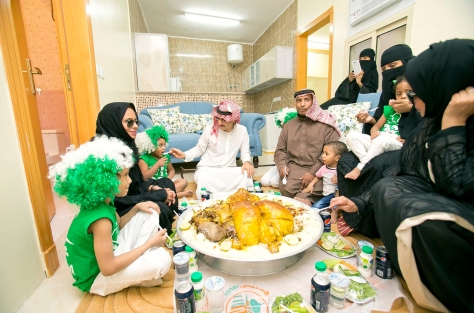 HRH-having-lunch-with-one-of-the-recipient-families-on-Saudi-National-Day-Sept-2014-E_0